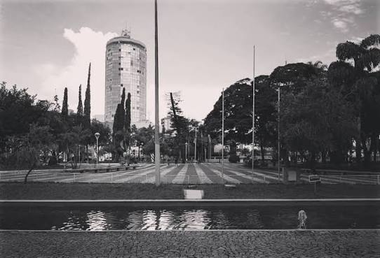 Registro em preto e branco do Edifício Chams visto da praça
