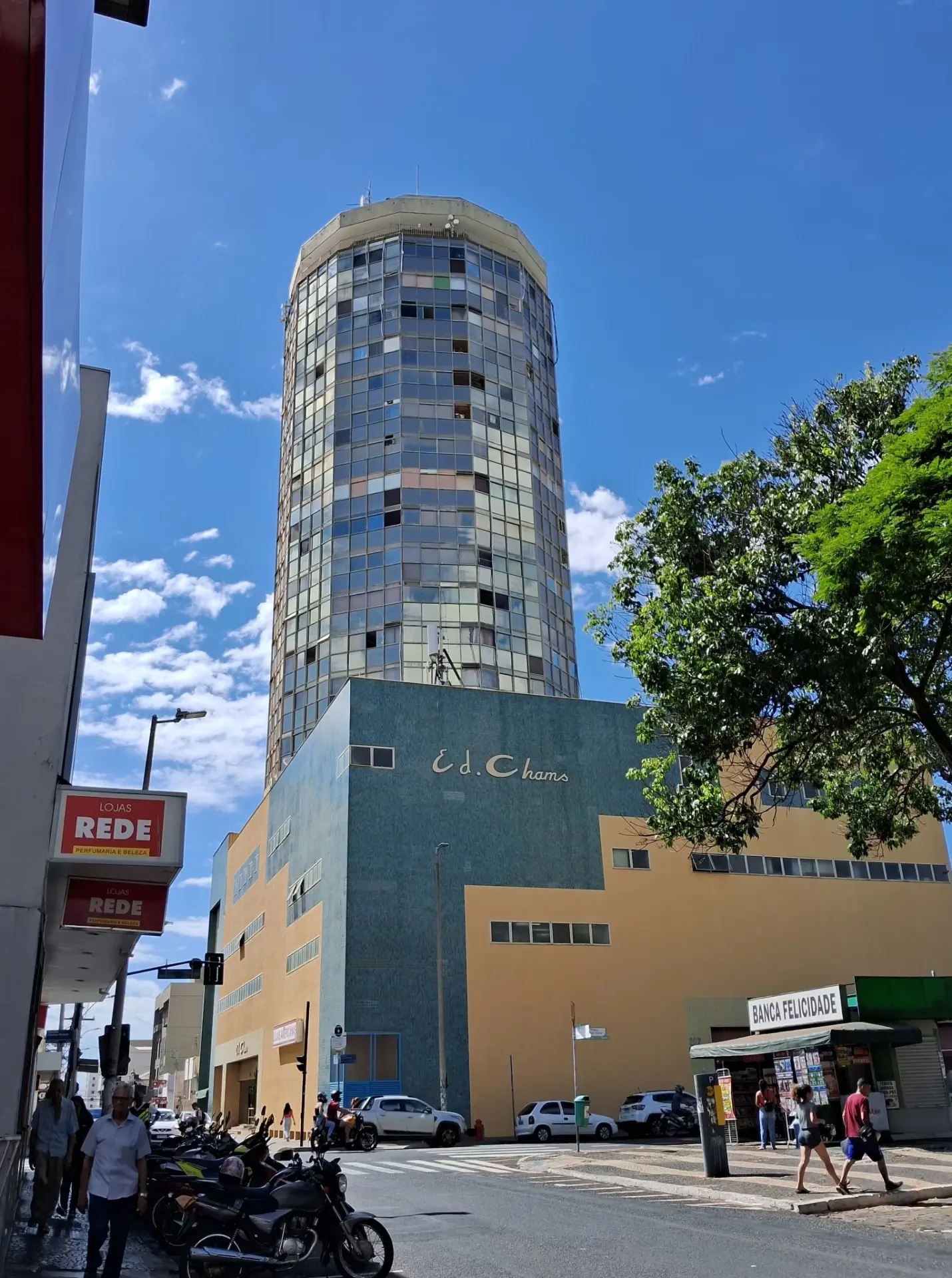 Torre do Edifício Chams vista da rua, em direção ao topo